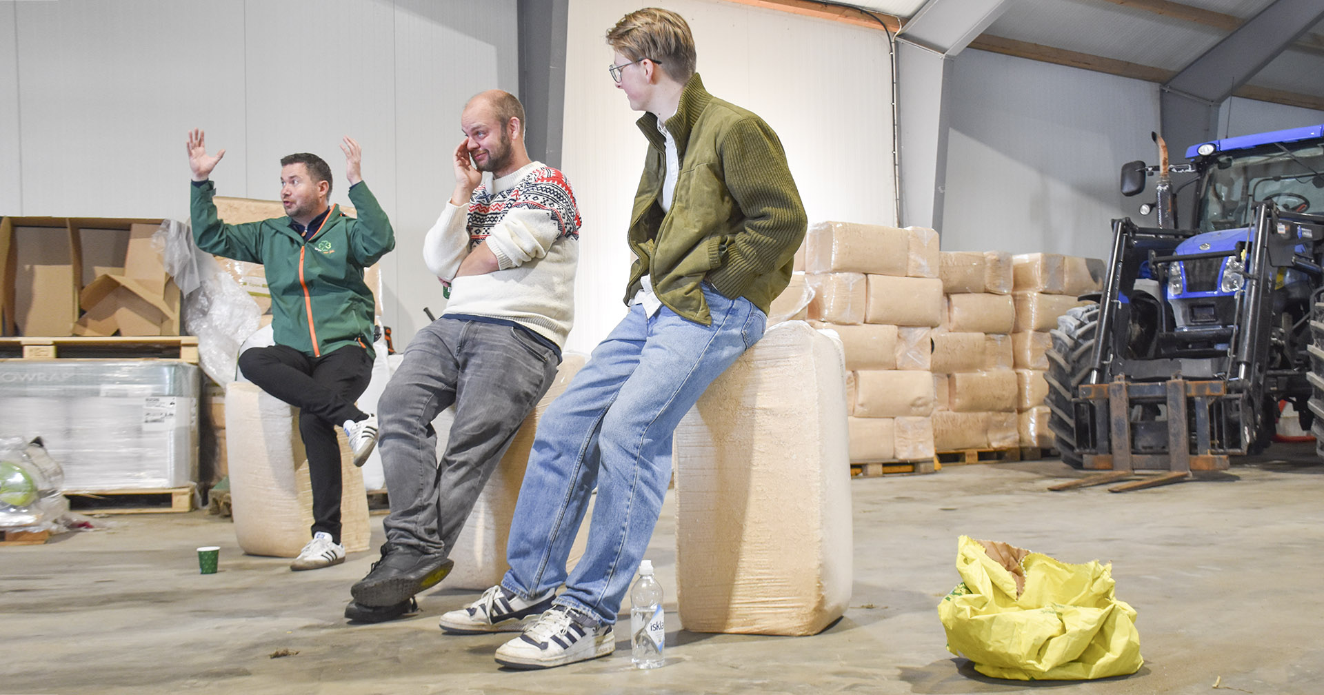 Forsonlege førstekandidatar: (F.v.) Geir Pollestad frå Senterpartiet, Mímir Kristjánsson frå Raudt og Andreas Aukland frå MDG har kanskje meir å snakka saman om enn det ein vanlegvis kan få inntrykket av. Den tomme kraftfôrsekken i front får spøkefullt namnet Margret Hagerup, etter Høgre sin førstekandidat frå Rogaland, som ikkje er til stades.