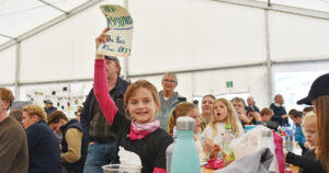 Heiagjeng: Linnea Sofie Pedersen (10), har laga eigen plakat for å heia på stefar Åsmund Kringeland. På den står det: «Heia Åsmund! Du kan klare det!» Kringeland kom på andreplass i NM-finalen i klypping.