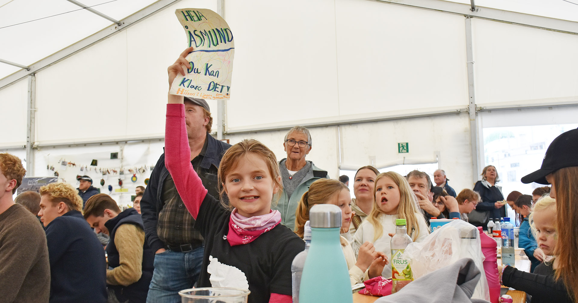 Heiagjeng: Linnea Sofie Pedersen (10), har laga eigen plakat for å heia på stefar Åsmund Kringeland. På den står det: «Heia Åsmund! Du kan klare det!» Kringeland kom på andreplass i NM-finalen i klypping.