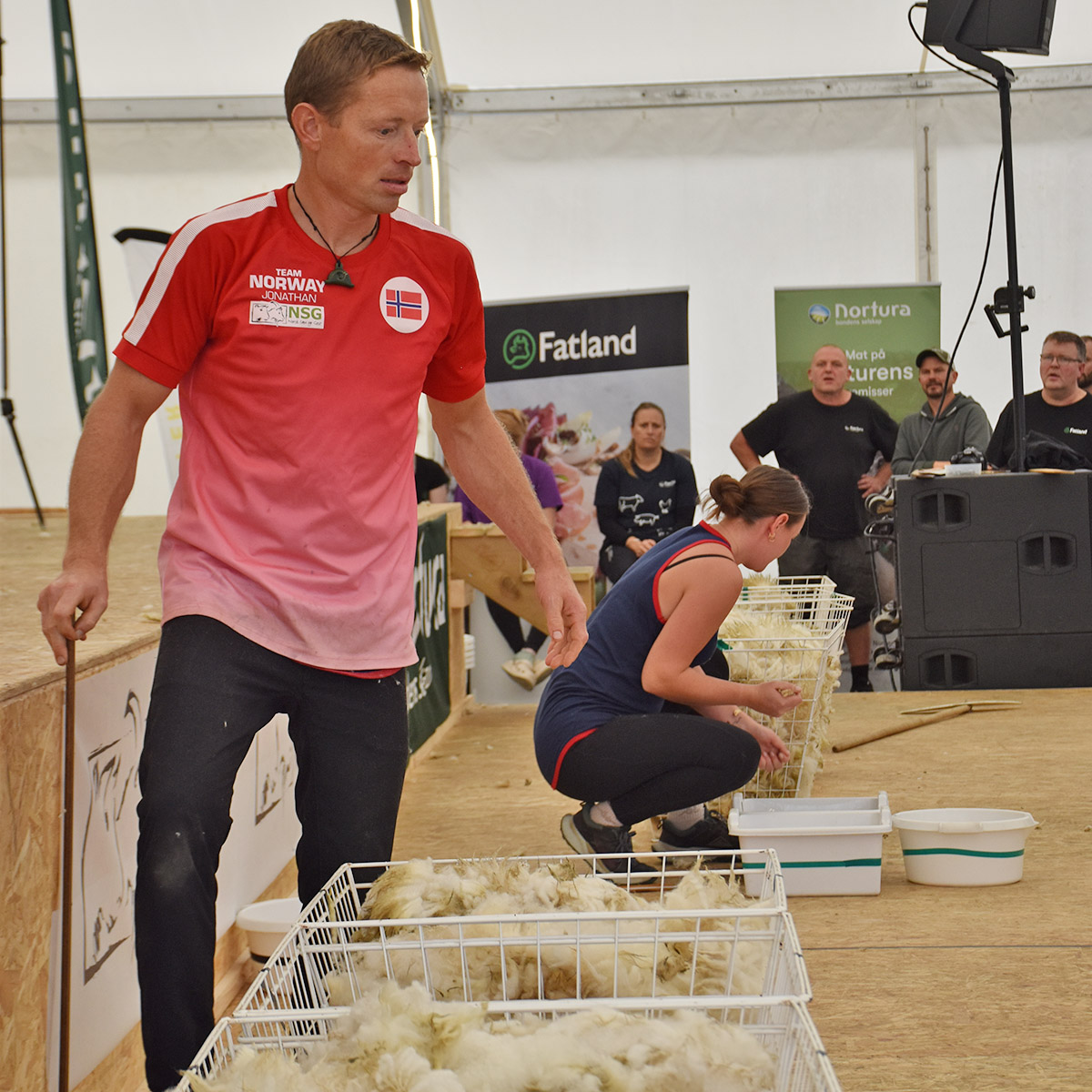 Skarp sortering: Amy Jean Krogstad McNeil kom på andreplass i NM i ullhandtering. Gerhard Håkull på førsteplass.