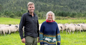 Håp og hardt arbeid: Dersom Ingeborg og Per maktar å halde drifta i gang, kan det kanskje vera at ein av ungane etterkvart kan tenka seg å overta? Per vågar iallfall å tenka tanken.