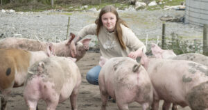 Nesse Gard: Rådgjevar i FKRA, Gert Vognstoft, meiner Maria Nesse si drift er eit flott døme på kor fint det kan vere å ha gris ute. – Her låg det meste til rette, og bøndene har gjort ein god innsats for å lukkast, seier han.