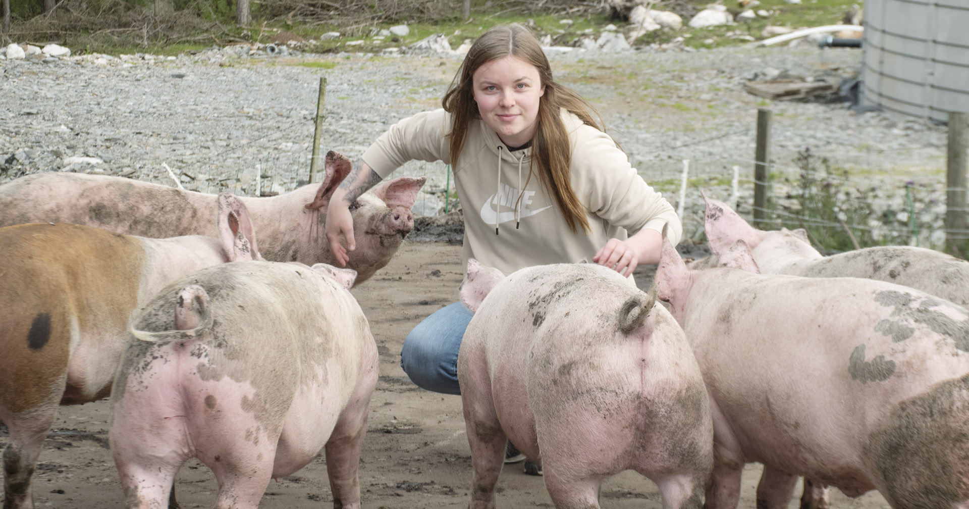 Nesse Gard: Rådgjevar i FKRA, Gert Vognstoft, meiner Maria Nesse si drift er eit flott døme på kor fint det kan vere å ha gris ute. – Her låg det meste til rette, og bøndene har gjort ein god innsats for å lukkast, seier han.