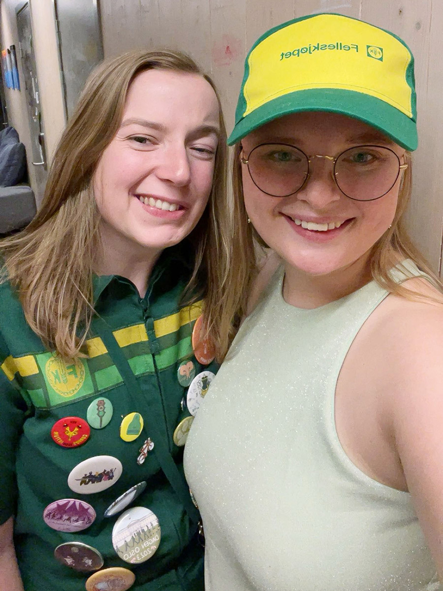 Treng di hjelp: Eline Lærum t.v. og Veronika Matre ønsker å kartlegge omfanget og konsekvensane av aluminiums-emballasje som blir med fôret inn i fjøset. No ber dei storfebønder over heile landet om å bidra med informasjon frå eiga drift. Foto Privat