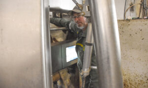 Sikring: Håkon Varhaug skaffa seg aggregat for to år sidan og har alt fått testa det på ekte. Nå vurderer han å grava etter eige vatn, for utan vatn verkar ikkje mjølkeroboten.