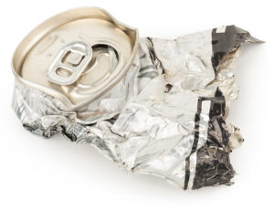 Kvast: Aluminiumsboksar er ikkje fôr, men hamnar av og til i magen på storfe. Det kan gi store skader, men kor stort problemet eigentleg er, er ikkje kartlagt ennå. Foto: Istock / Alexan2008