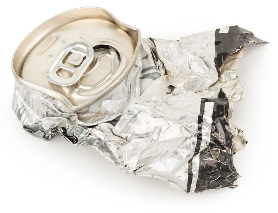 Kvast: Aluminiumsboksar er ikkje fôr,<br />
men hamnar av og til i magen på storfe.<br />
Det kan gi store skader, men kor stort problemet eigentleg er, er ikkje kartlagt ennå. Foto: Istock / Alexan2008