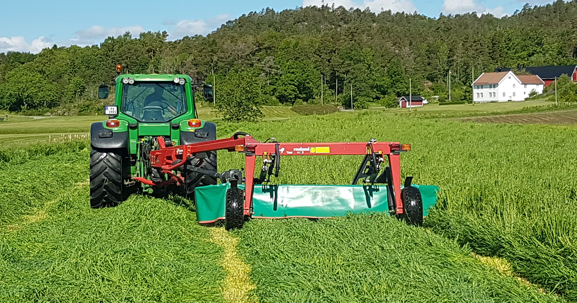 Mye på stell: Dersom du skal ta fire slåtter er det en absolutt forutsetning at du har ei eng i god drift, med god kalktilstand, tett grasbestand, at den er ugrasfri og ellers yterik. Foto: Jan Karstein Henriksen