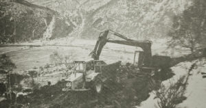 Ryddar seg fram: Arbeidet med vegen har kome opp på høgda over Øvre Espedal, vinteren 1976. Foto: Erik Thoring, Rogalands Avis.