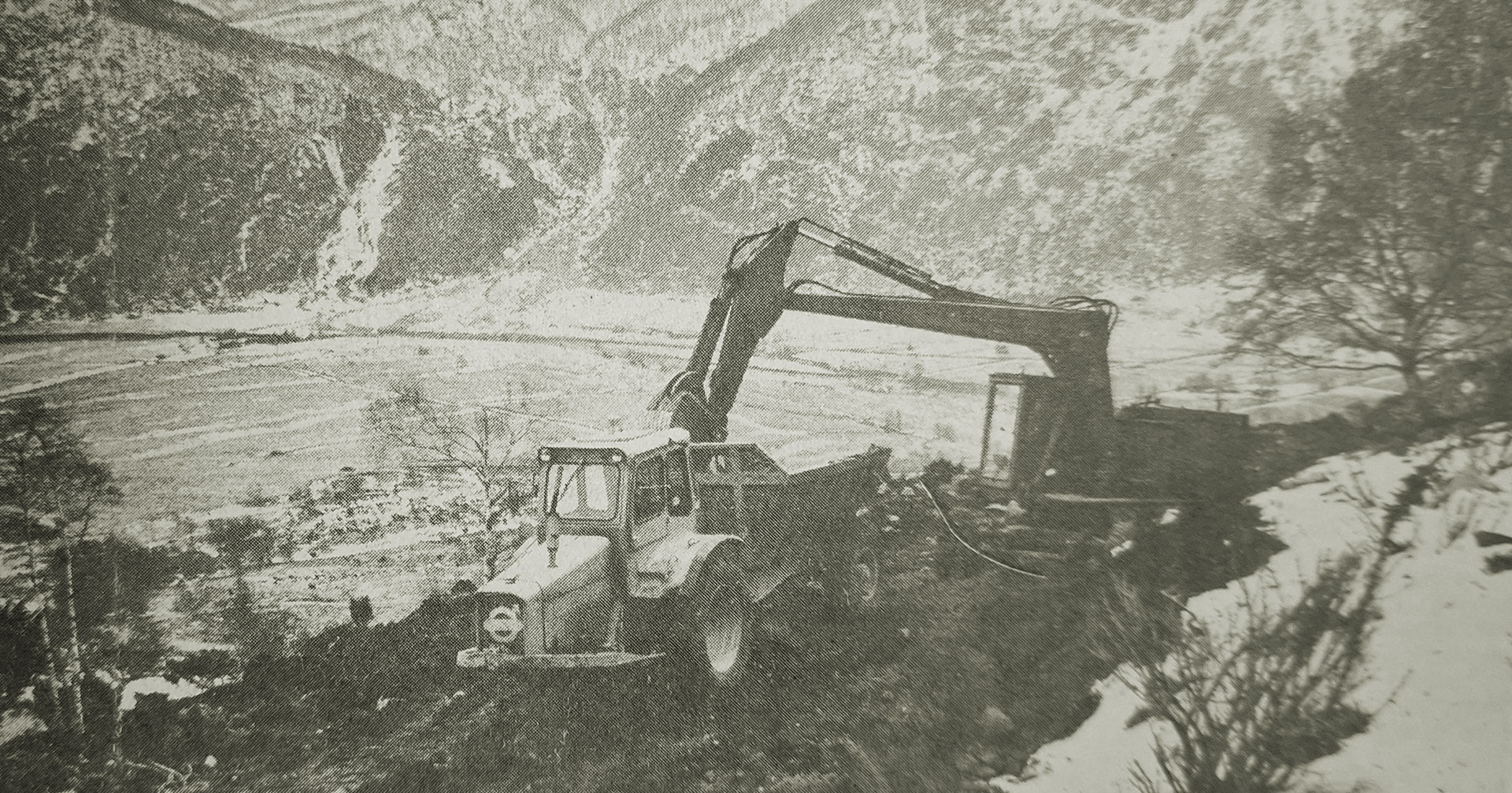 Ryddar seg fram: Arbeidet med vegen har kome opp på høgda over Øvre Espedal, vinteren 1976. Foto: Erik Thoring, Rogalands Avis.