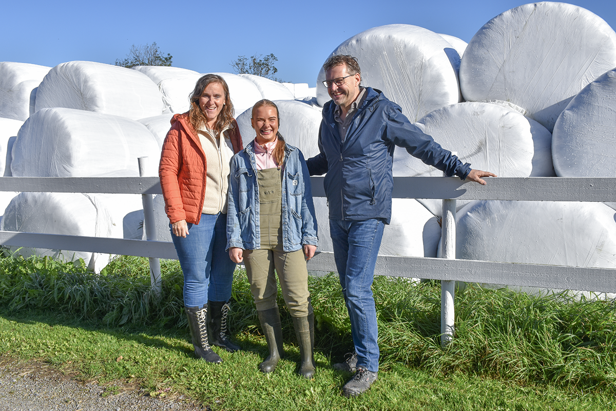  Team Torvholen: Fjøsmeister Maria Dyngeland i lag med sjefane Arthur og Marit Salte - som båe skryt lenger enn denne nettsaka har plass til, av Maria.<br />
