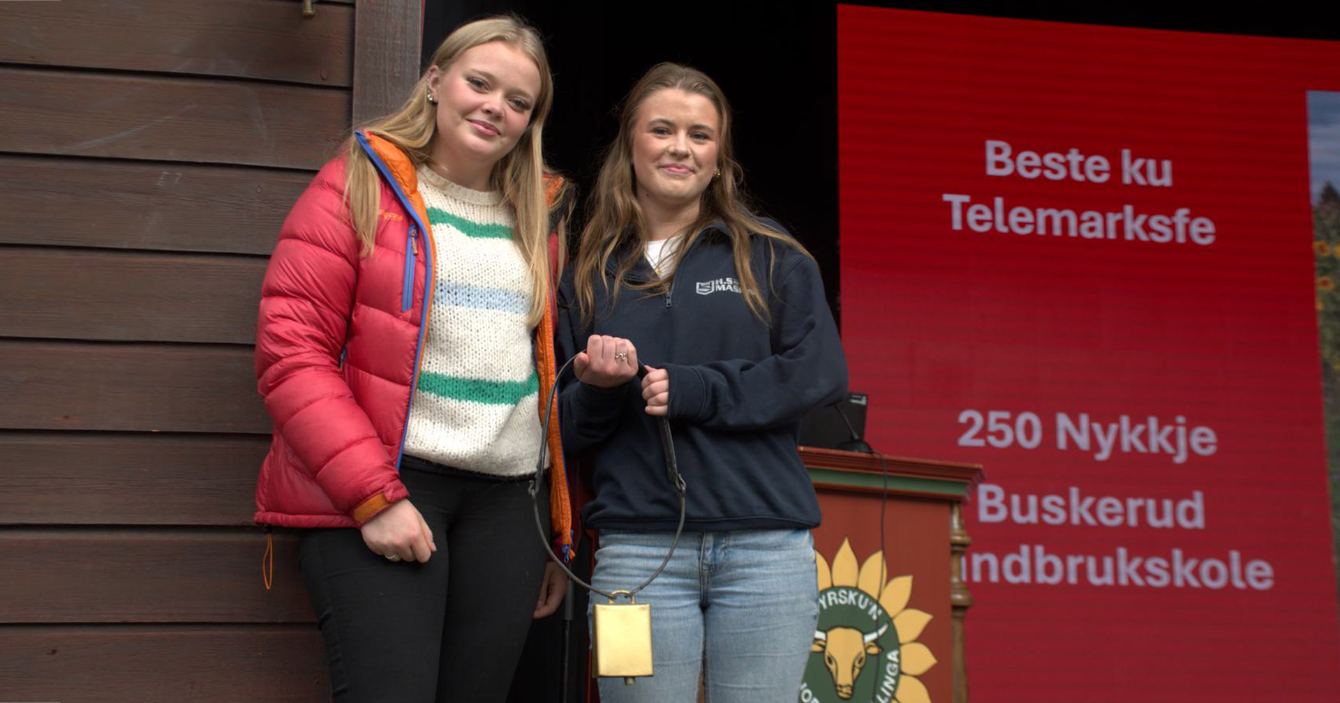 På vegne av telemarkskua Nykkje: Agronomlærlingane Emiliel Rasmussen (t.v.) og Malin Bakken Reinslo måtte opp på scena tre gonger for å ta imot prisar på vegne av kua Nykkje.