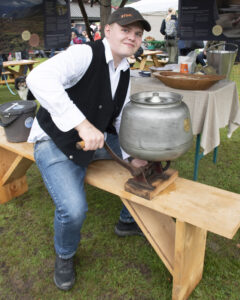 På gamle måten: Du skal vere seig i klypa for å kinne med dette apparatet.