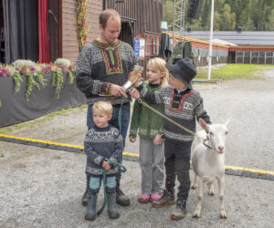 Bukkehornet til Haugo: Geit nummer 4055 hjå Tarjei Minde Haugo vart kåra til beste avlsgeit og fekk tildelt bukkehornet. Bonden fekk hjelp av Olav og Såmund Haugo og Nora Moen Solbu til å vise fram geita.