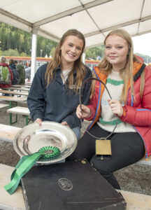 Heilt sjef: Nykkje er etter 7161 Særs og morfar 42012 Jarnsby 2. Dommarane si omtale av Nykkje: Rasetypisk ku med sterk overline, fine farger og horn. Gode bein og godt festa jur med god speneplasseing. Noko grove spenar. Malin Bakken Reinslo t.v. og Emilie Rasmussen frå Buskerud vgs. fekk motta prisane på vegne av Nykkje.
