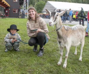 Lånt geit: Kathrine Kinn og sonen Saamund, hadde fått låne ei geit og var blant dei som deltok i paraden under opninga av Dyrsku’n.