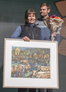 Sterk og elegant: Kua Edlin kalva sin sjuande kalv i sommar og på Dyrsku’n fekk ho den gjevaste prisen - Seljordprisen. Eigar Inga Skretting Timpelen var til stades og mottok prisen frå landbruksminister Nils Kristen Sandtrøen.