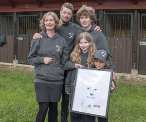 Årets lokalmatgründer: Familien Skoe på garden Uppigard Skoe vann prisen for årets lokalmatgründer for gardsmjølka Ødhumbla.