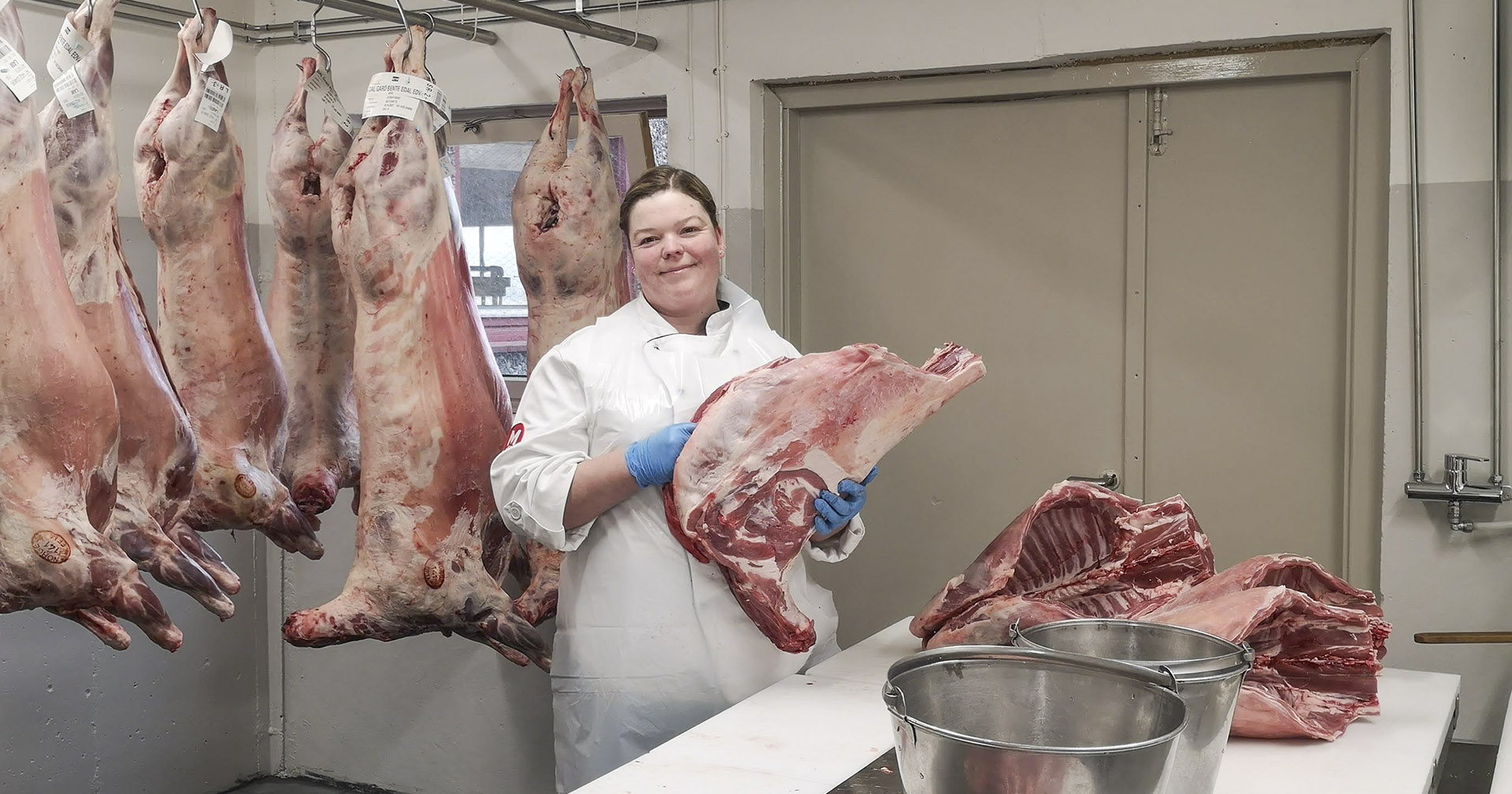 Foredlar heime: Bente Edal Edvartsen har bygd om det gamle mjølkerommet til produksjonslokale. På garden har ho òg røykjehus med tørkerom samt fryse- og kjølecontainer.