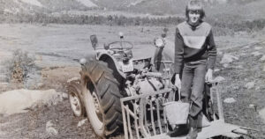 Første arbeid i Vinddalen: Det første beitet skal lagast til, sommaren 1977. Edvin Mikkelson gjødslar for hand. I bakgrunnen den store myra som skal dyrkast. Foto: Jarle Skjørestad, Dagbladet Rogaland.