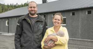 Kombihus: Sigrid, Barbro og Geir Sigbjørn Hobbesland sitt flunkande nye fjøs har plass til ammekyr, fullt påsett og sommar-slaktegris. Geir Sigbjørn blir bonde på fulltid ved årsskiftet.