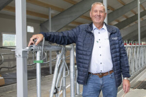 Alternativ for fleire: Ove Aanestad i Nortura meiner det er råd for fleire å kombinere ammeku/sau med slaktegris om sommaren. Vasking og rigging før og etter innsett i det store fjøset til familien Hobbesland, er rekna å ta ei lita veke kvar gong.