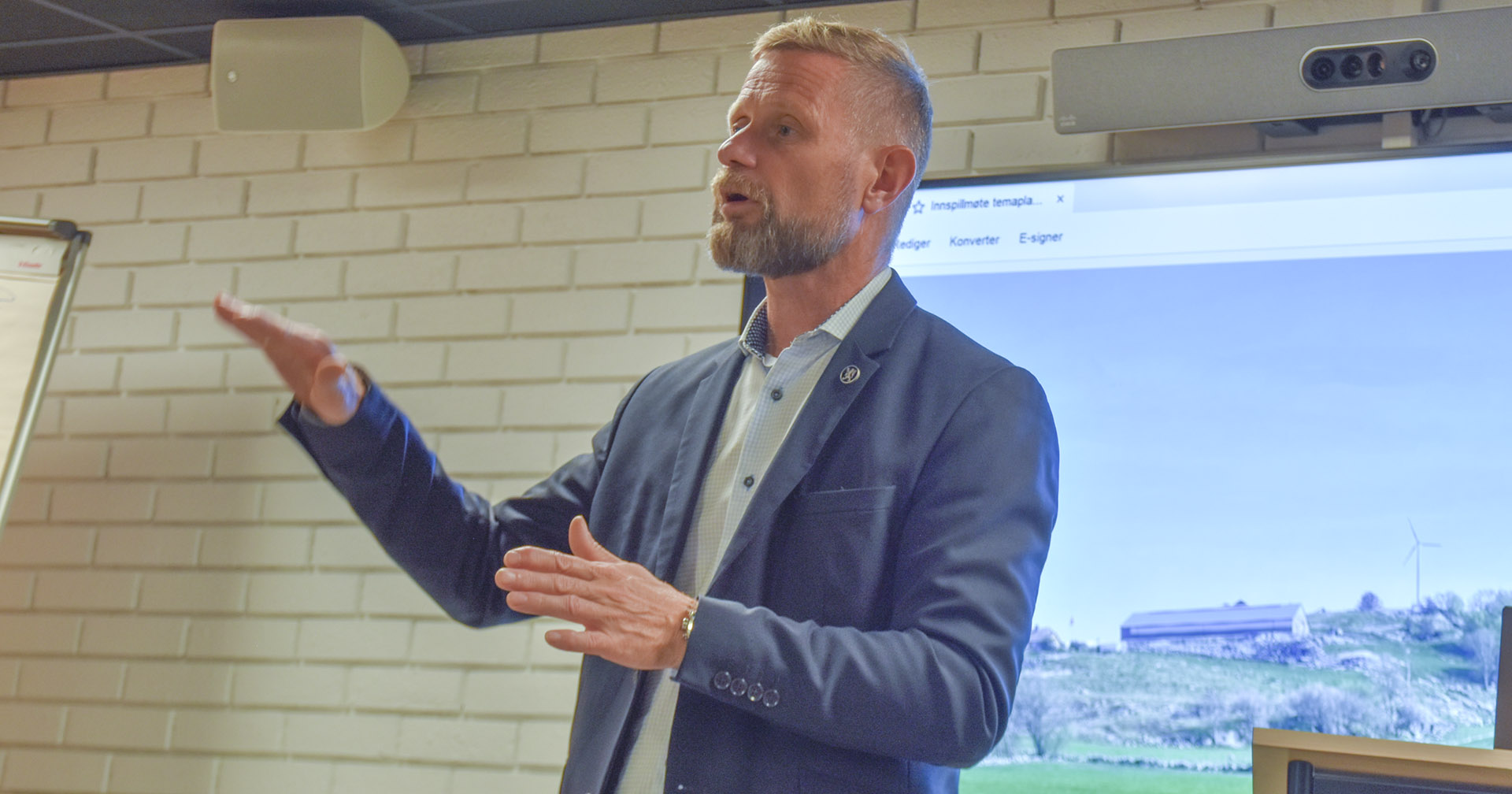 Løftar maten: Bent Høie, statsforvaltaren i Rogaland, meiner at matberedskap blir eit stadig viktigare tema. Her frå eit møte med bønder i Ryfylke. Foto: Bothild Å. Nordsletten