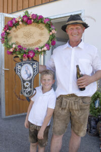 Stolte, rørte og varme: Bonden Johann Schwaiger og sonen har brukt sju timar frå fjellbeitet til heimegarden.