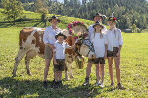 Flokken: Kvart år når buføringa er over, tek familien til Johann Schwaiger eit foto i lag med ei av kyrne. F.v. Katharina, Johann (jr), Johann, Hannah og Eliza.