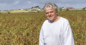 Klar, ferdig…: Olav Røysland, leiar for Agrovisjon AS, er klar for fullt fagleg og sosialt trøkk under årets landbruks-happening, eit par mil frå potet-åkeren sin på Voll.