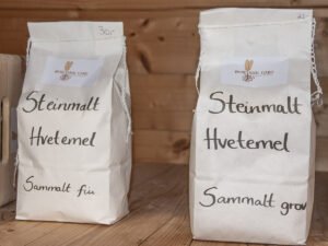 Heimeavla: Eksklusiv salsvare i gardsbutikken til Øvre Åbål Gård. På garden si eiga steinmølle blir det produsert matmjøl av fleire kornslag.