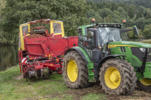 Kapasitet: Grimme-potetopptakaren er av det effektive slaget. Under gode tilhøve kan han ta unna 150 tonn om dagen. Her på vendeteigen med Tovdalselva i bakgrunnen.