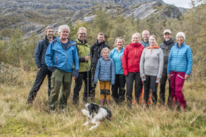 Dei gode hjelparane: Familiane Halsne og Eggebø stiller sterkt når det er sanking. I tillegg får dei hjelp frå tidlegare sauebonde, Solfrid Skasdem (t.h.).