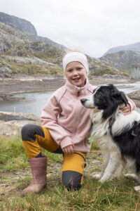 Heiajente: Malena likar seg i heia med dei vaksne, utan sysken, og i lag sauene og hunden Tico. Ho har kvit spæl som sin rase. – Den er så fin, og har krøller, slik som eg, seier ho.