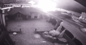 Krig rundt tunet: 25.mai i år fanga kameraet på storbruket Vоladar det russiske rakettåtaket mot ein fabrikk mindre enn ein kilometer vekke. Stillbilete frå video/ Bohdan Hromyk.