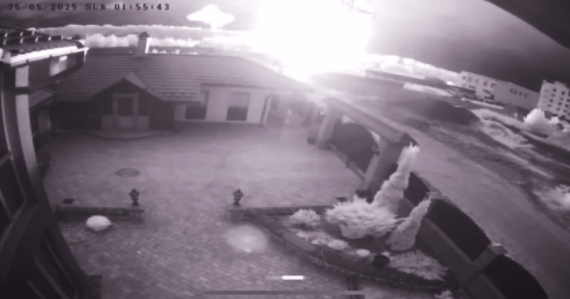 Krig rundt tunet: 25.mai i år fanga kameraet på storbruket Vоladar det russiske rakettåtaket mot ein fabrikk mindre enn ein kilometer vekke. Stillbilete frå video/ Bohdan Hromyk.