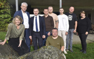 Byggjer band: Bjerkreim og Zboryv er venskapskommunar med ein avtale om å samarbeida om kultur, utdanning og utvikling av sivilsamfunn. F. v. Ordførar i Bjerkreim Tone Vaule, kommunedirektør Ørjan Daltveit, ordførar i Zboryv Ruslan Maksymiv, kafé-gründer Ivan Mykhailiuk, bøndene Hordii Motruk, Bohdan Hromyk og Mykhailo Dviinyi. Varaordførar i Bjerkreim og bonde Bente Gro Milwertz Slettebø. Foran: Taras Pulka.