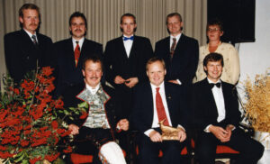 Fest da: Styret i Varhaug Bondelag da laget feiret 75 år i 1995. Nå skal laget feire seg igjen. Framme fra venstre: Olav R. Husveg, Bjørn Iversen (leder i Norges Bondelag med hederstegnet fra Varhaug Bondelag, vipa, i fanget) og Jone Bryne. Bak frå venstre: Per Jan Varhaug, Leif Arne Skretting, Arne Odland, Sjur Håland og Solveig Årdal. Foto fra jubileumsboka til Varhaug Bondelag.