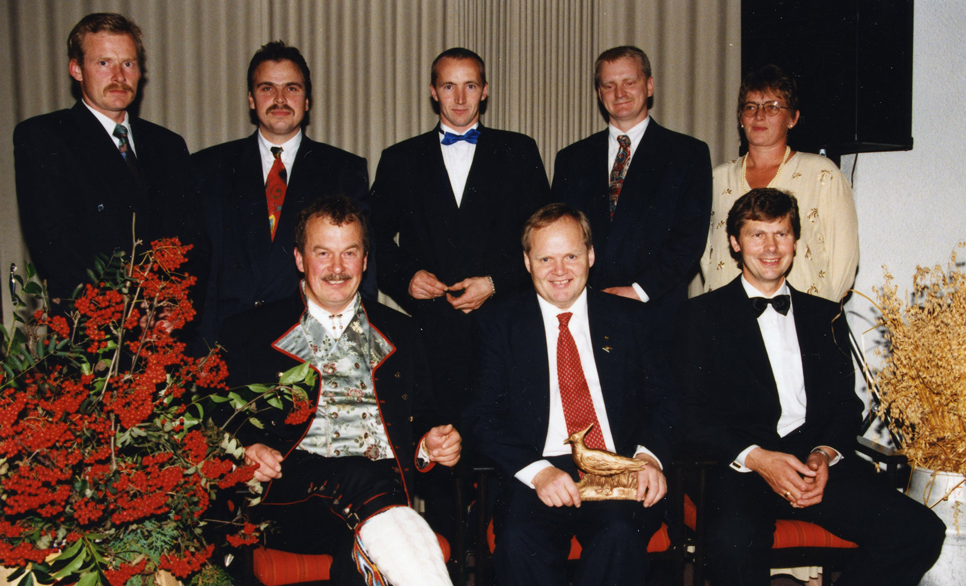 Fest da: Styret i Varhaug Bondelag da laget feiret 75 år i 1995. Nå skal laget feire seg igjen. Framme fra venstre: Olav R. Husveg, Bjørn Iversen (leder i Norges Bondelag med hederstegnet fra Varhaug Bondelag, vipa, i fanget) og Jone Bryne. Bak frå venstre: Per Jan Varhaug, Leif Arne Skretting, Arne Odland, Sjur Håland og Solveig Årdal. Foto fra jubileumsboka til Varhaug Bondelag. 