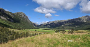 Vinddalen i 2025: I forgrunnen litt av kulturbeite. Noko dyrka langt borte.