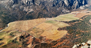 Vinddalen sett frå fjellet: Haust i Vinddalen, sett frå fjella i sør. Ikkje alt er oppdyrka ennå.
