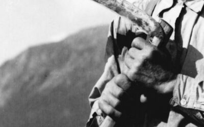 Bønder som smir sin eigen ljå