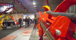 Gå og sjå! Marknadar, messer, sku’ eller mart’n: Kjære møteplassar med liv og nyheiter har mange namn opp gjennom norsk landbrukshistorie.