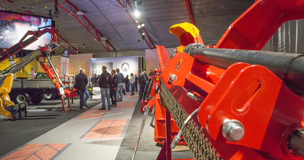 Gå og sjå! Marknadar, messer, sku’ eller mart’n: Kjære møteplassar med liv og nyheiter har mange namn opp gjennom norsk landbrukshistorie.