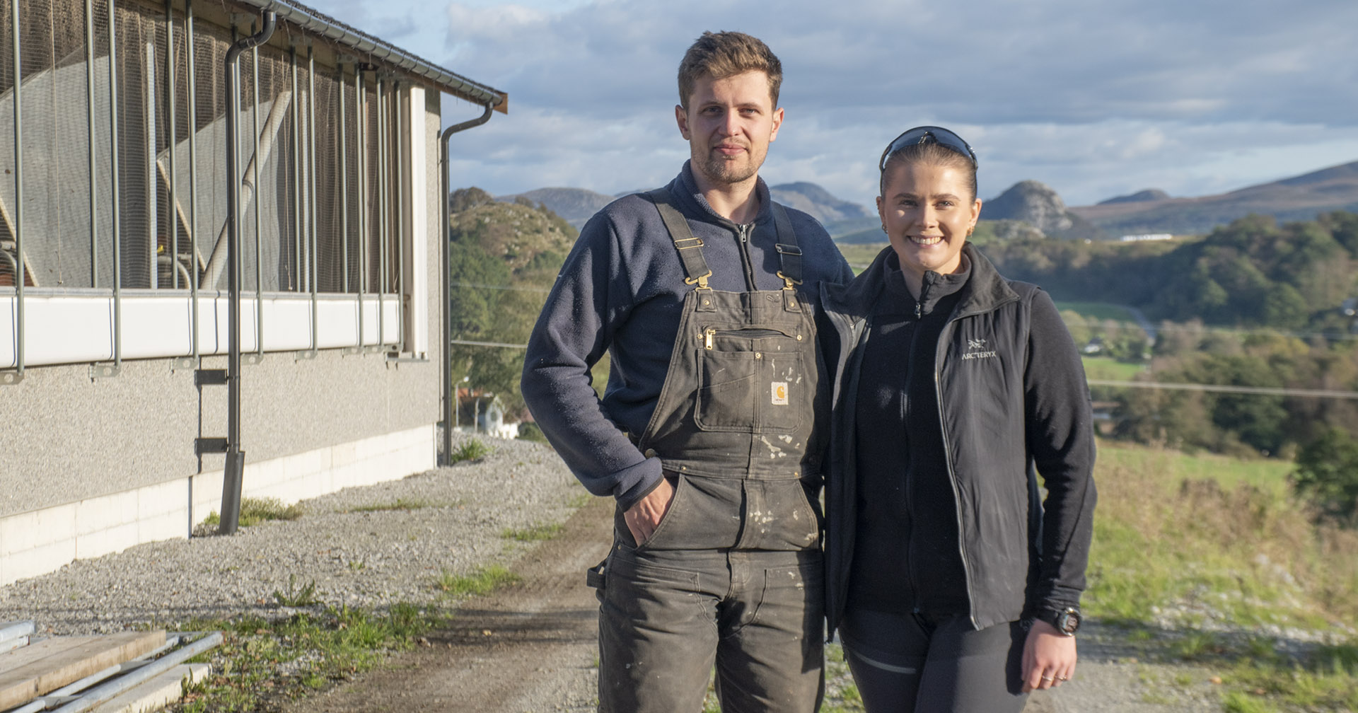 Bygde draumefjøset: Tina og Selmer har teke tilbake kvar sin mjølkekvote, og bygd fjøs på heimgarden til Selmer. Ei frisk satsing som sende dei rett til finalen i Årets Unge Bonde 2025. – Me prøver å snakke fram landbruket i alle samanhengar, spesielt for å motivere andre unge bønder til å tørre å satse, seier Tina.