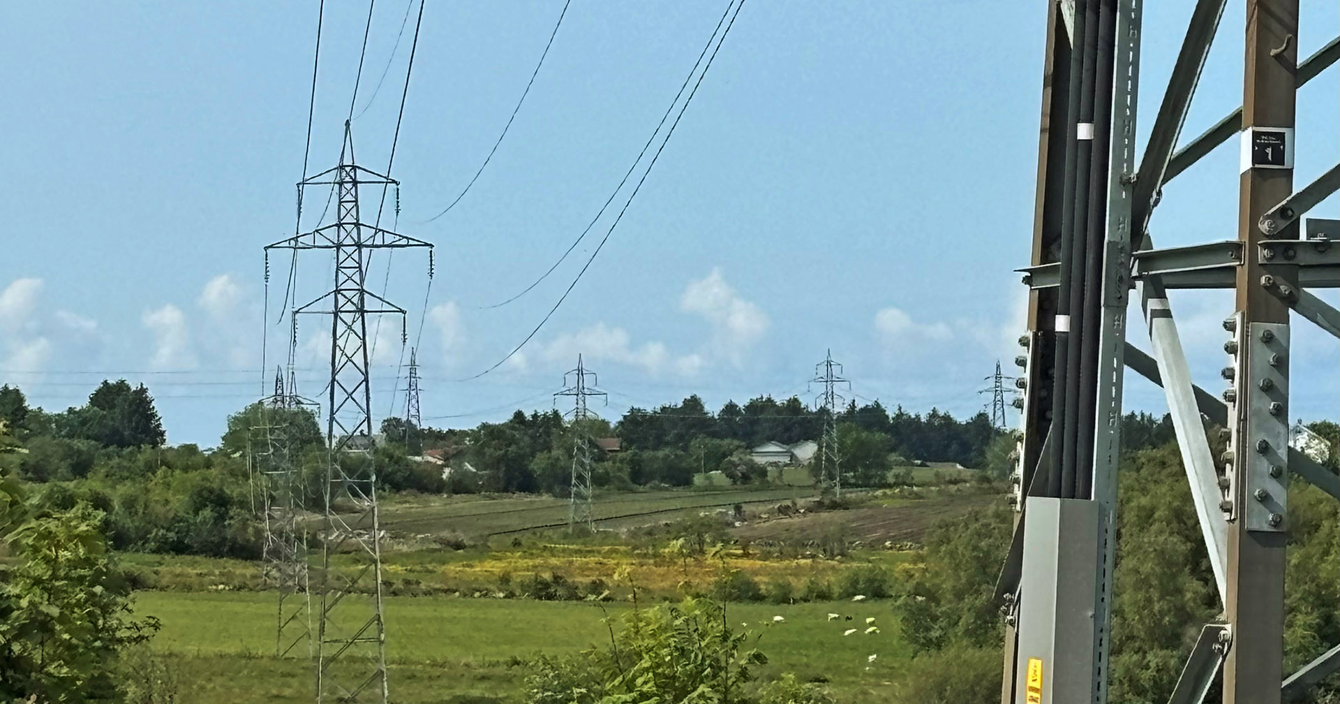 Pregar landskapet: Ein stor del av kraftleidningane i Krossberg-Harestad-Nordbø-prosjektet i Stavanger kommune, går over fulldyrka jord.