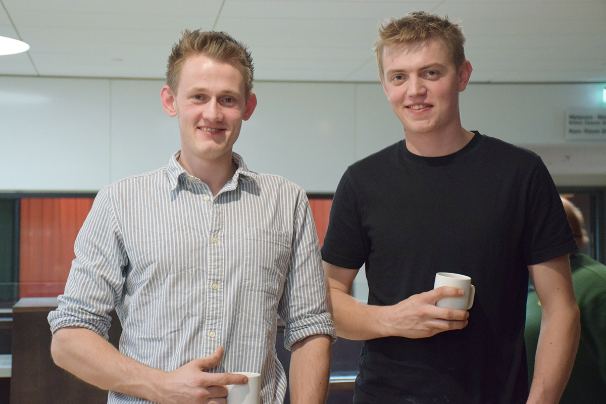 Motivert av andre: For Bjørnar (t.v.) og Elias har det vore to innhaldsrike dagar på Svinekongress. Både fagleg og ikkje minst sosialt. – Gildt at det var så mange unge svineprodusentar her, seier Elias.