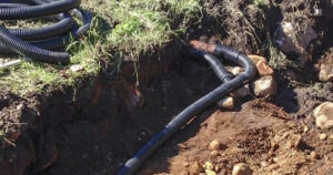 Godt grunnlag: Tradisjonelle, nedgravde grøfter er framleis viktige, men dei bør supplerast med andre tiltak som overflateforming og kummar. Foto: Martin Helland