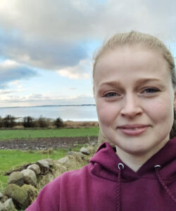 Verne-rammer: Bjørg Marit Fuglestad er pålagd – og pålegg seg sjølv – strenge avgrensingar i drifta, då garden ligg inntil naturreservatet Orrevatnet. Nå vil ho og andre bønder i Klepp vita meir om korleis dei eigentleg kan driva i vernesona inntil vassdraga. Foto: Privat