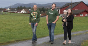 Gjensidig nytte: For Paul Ove (t.v.) har det første året som mentor gitt meirsmak. – Om mine erfaringar kan gjere ein forskjell for Stian og Marita – og Sander (10 mnd.), så er eg glad for det, seier han.